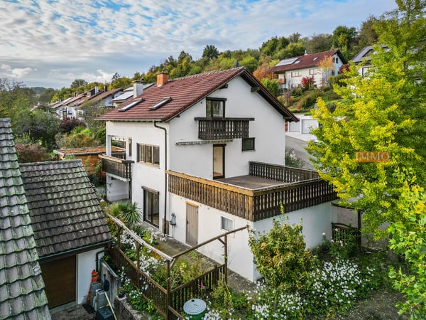 IMMORath.de - Gepflegtes Zuhause mit Doppelgarage und schönem Garten 1