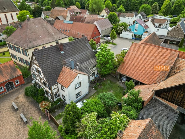 IMMORath.de - 5-Zimmer Doppelhaushälfte mit Innenhof 1