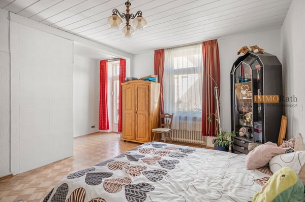 IMMORath.de - Großzügige 6-Zimmer-Wohnung mit zwei Stellplätzen in Ebr 5