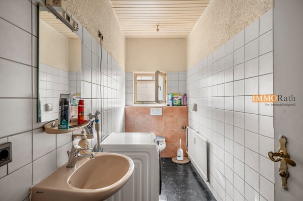 IMMORath.de - Großzügige 6-Zimmer-Wohnung mit zwei Stellplätzen in Ebr 7