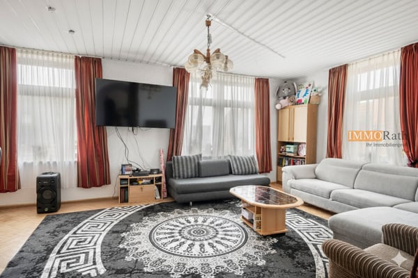 IMMORath.de - Großzügige 6-Zimmer-Wohnung mit zwei Stellplätzen in Ebr 2