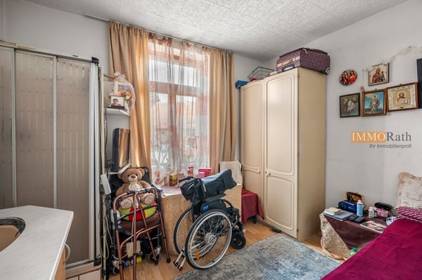 IMMORath.de - Großzügige 6-Zimmer-Wohnung mit zwei Stellplätzen in Ebr 11