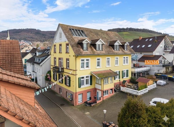IMMORath.de - Großzügige 6-Zimmer-Wohnung mit zwei Stellplätzen in Ebr 1