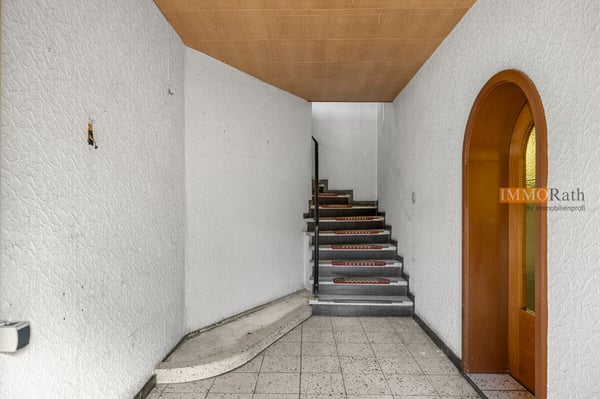IMMORath.de - Einfamilienhaus mit großzügiger Nutzfläche und Gästezimm 3