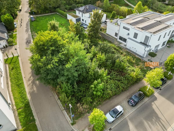 IMMORath.de - Großzügiges Grundstück in zentraler Lage - Arbeiten und 3