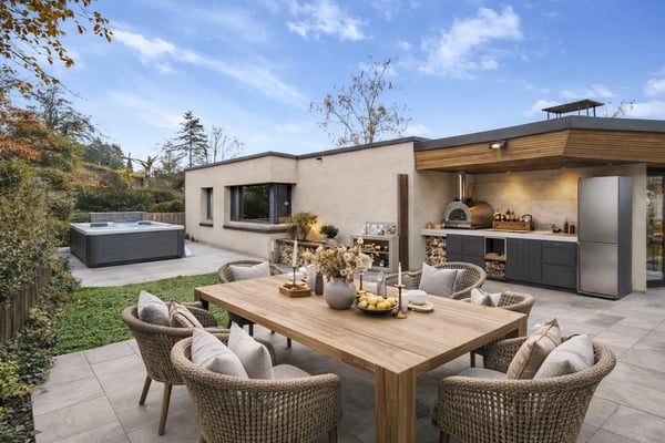 Villa mit Praxisrendite, Einliegerwohnung und modernem Zweithaus in Volketswil 2