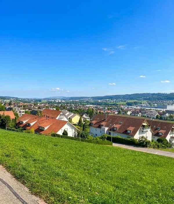 Erst das Land. Dann Ihr Haus. Drei Grundstücke am Hang warten auf Ihren Grundriss. 3