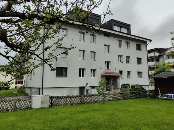 Charmante 2.5-Zimmer-Dachwohnung an ruhiger Lage in Thun 1
