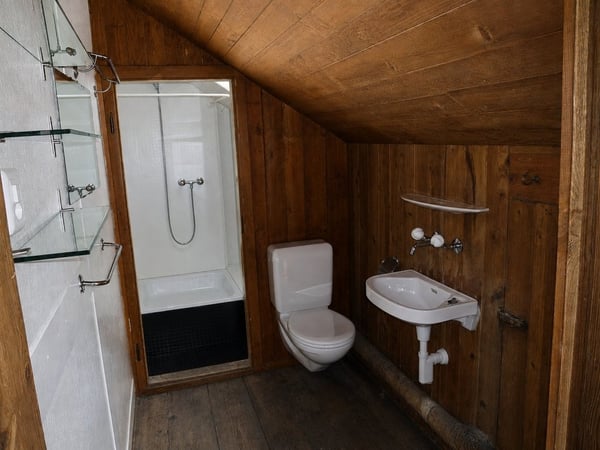 4.0-Zimmer-Dachwohnung mit Charme und eigenem Sitzplatz 10