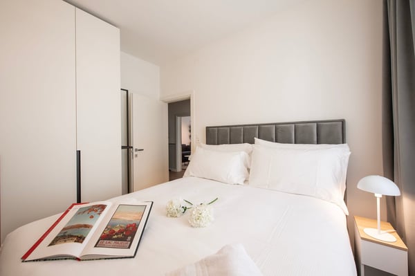 Flexible Rental from 1 Month -Furnished 2.5-Room Apartment with Balcony and Stunning Views in Lugano 9