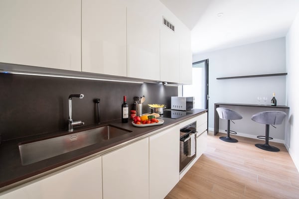 Flexible Rental from 1 Month -Furnished 2.5-Room Apartment with Balcony and Stunning Views in Lugano 3