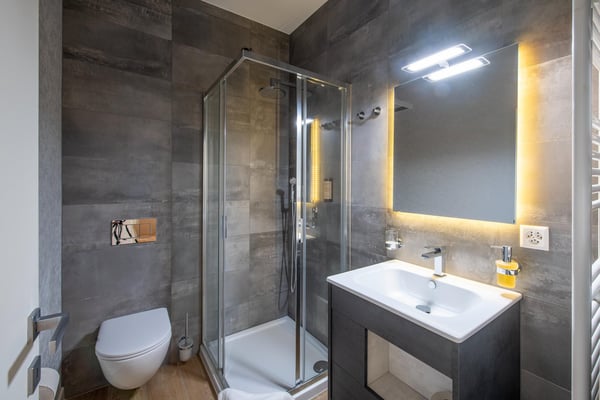 Flexible Rental from 1 Month — Furnished 2.5-Room Apartment with 2 Bathrooms and Balcony in Lugano 12