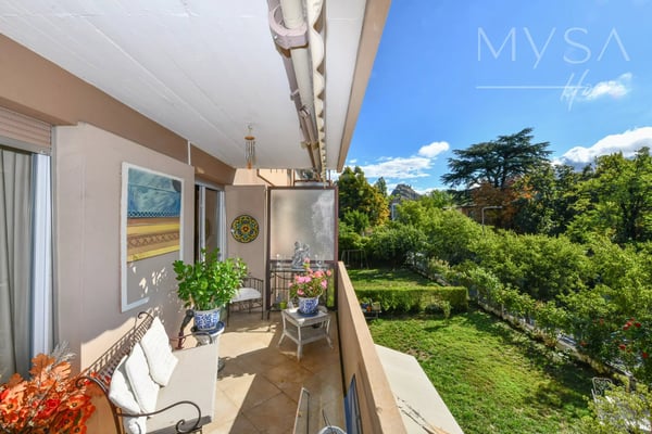 Spacious 6.5-Room Apartment with Mountain View in Sion