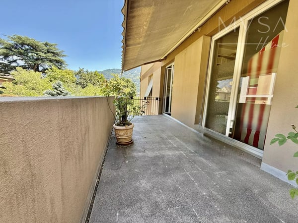 Spacious 3.5-Room Apartment with Mountain View in Sion 4