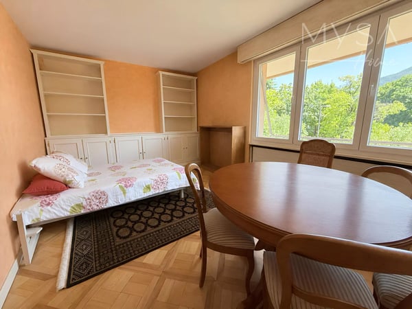 Spacious 3.5-Room Apartment with Mountain View in Sion 6