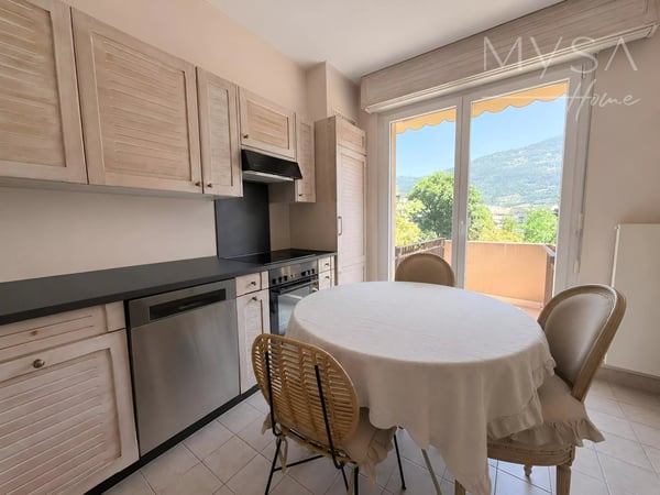 Spacious 3.5-Room Apartment with Mountain View in Sion 5