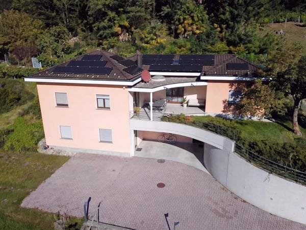 Casa di 5.5 locali con appartamentino distinto, con ampio giardino a Claro