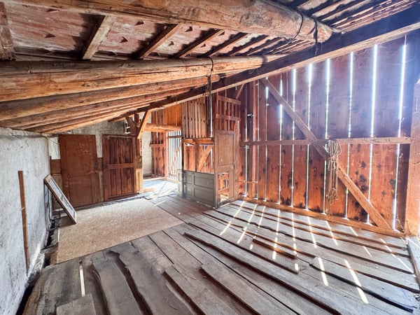 Maison villageoise avec deux dépendances – fort potentiel de transformation à Ollon 12