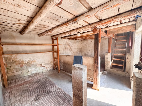 Maison villageoise avec deux dépendances – fort potentiel de transformation à Ollon 10