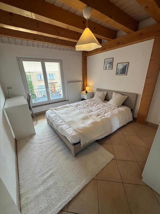 Chambre meublée disponible dans une grande villa en colocation à Apples 2