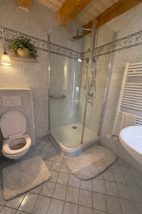 Chambre meublée disponible dans une grande villa en colocation à Apples 7