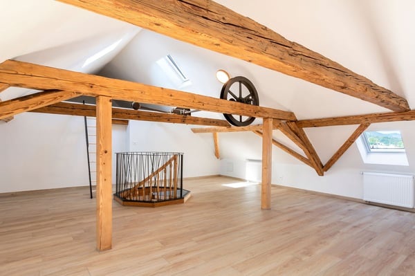 Duplex 3.5 pièces dans une ancienne grange — env. 98 m², charpente d'époque — Courfaivre
