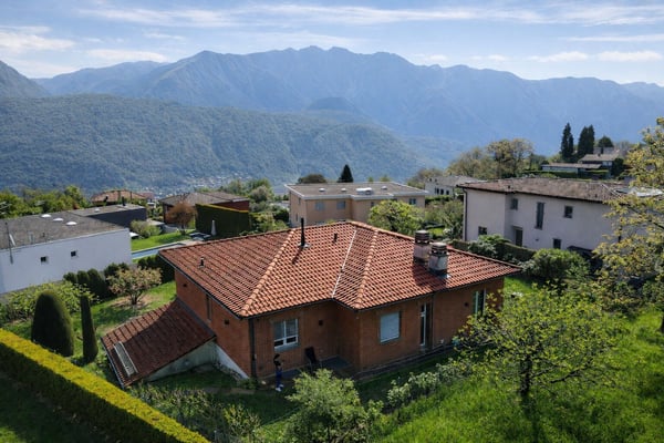 Splendida villa a Carona con vista, giardino e terrazza 23