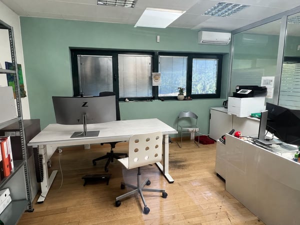 Ufficio su due livelli con open space e uffici privati 4