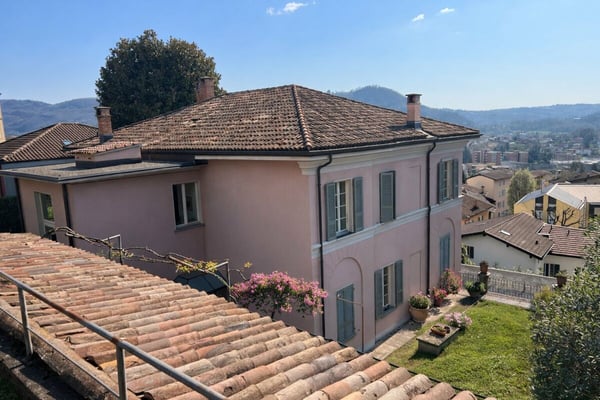 Elegante villa d’epoca con giardino e terrazze nel cuore di Balerna 9