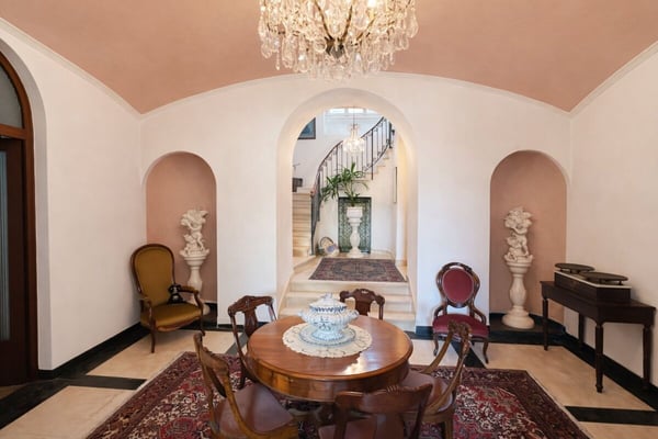 Elegante villa d’epoca con giardino e terrazze nel cuore di Balerna 17