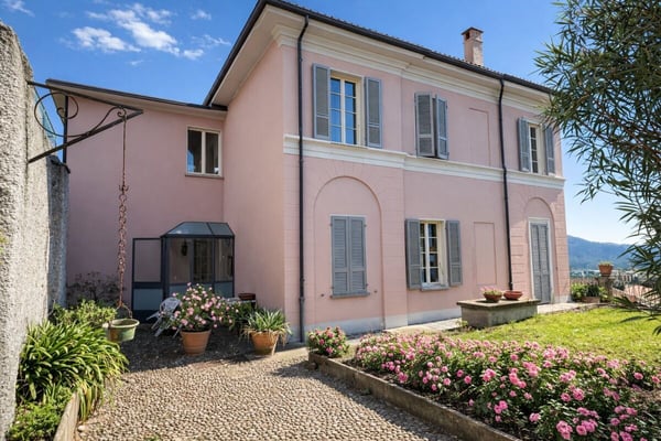Elegante villa d’epoca con giardino e terrazze nel cuore di Balerna 5
