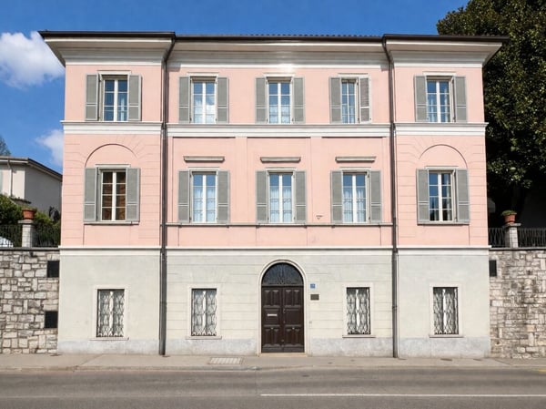 Elegante villa d’epoca con giardino e terrazze nel cuore di Balerna 2