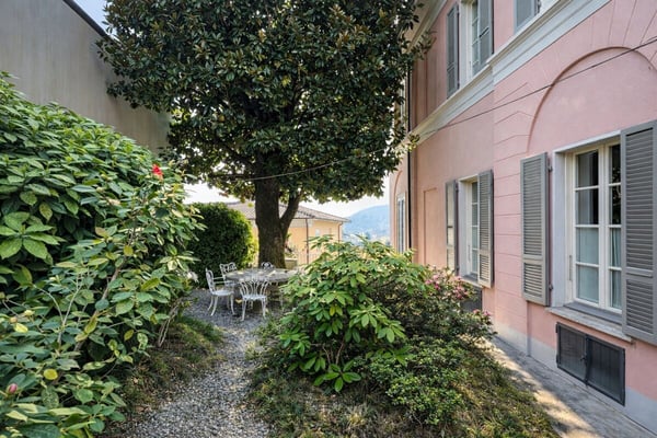 Elegante villa d’epoca con giardino e terrazze nel cuore di Balerna 7