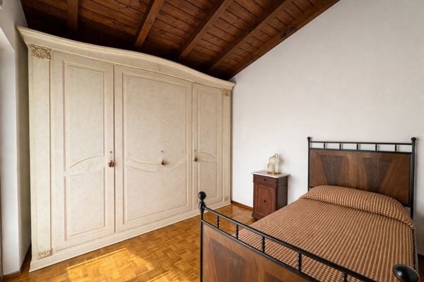 Splendida casa unifamiliare con giardino ben curato in zona soleggiata e servita 15