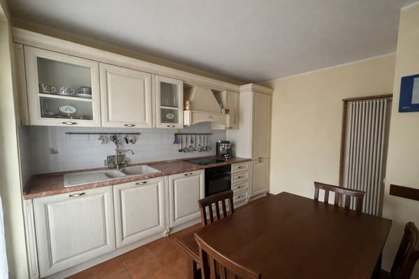 Splendida casa unifamiliare con giardino ben curato in zona soleggiata e servita 10