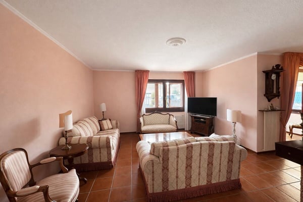 Splendida casa unifamiliare con giardino ben curato in zona soleggiata e servita 5