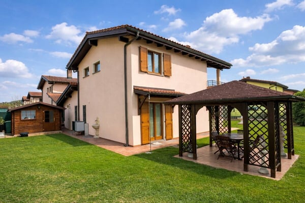 Splendida casa unifamiliare con giardino ben curato in zona soleggiata e servita 3