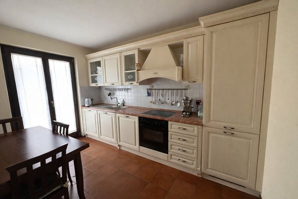 Splendida casa unifamiliare con giardino ben curato in zona soleggiata e servita 9