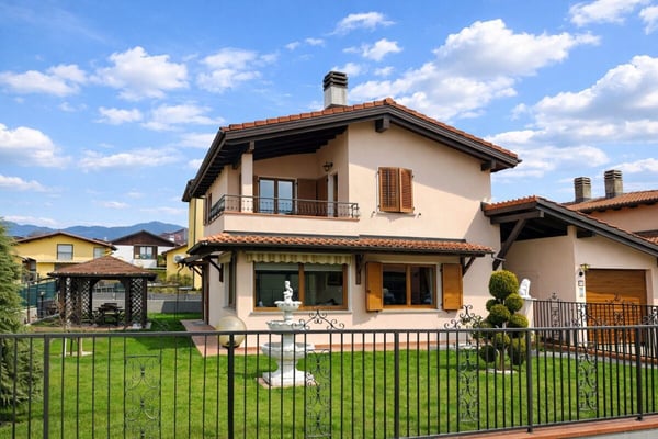 Splendida casa unifamiliare con giardino ben curato in zona soleggiata e servita 21