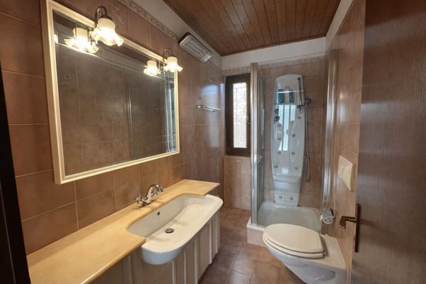 Splendida casa unifamiliare con giardino ben curato in zona soleggiata e servita 11