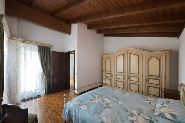 Splendida casa unifamiliare con giardino ben curato in zona soleggiata e servita 12