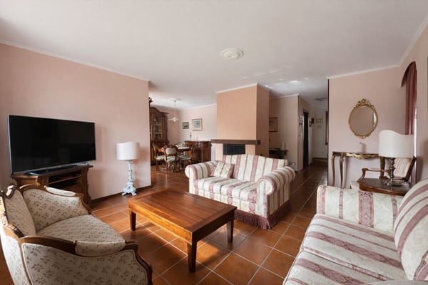 Splendida casa unifamiliare con giardino ben curato in zona soleggiata e servita 4