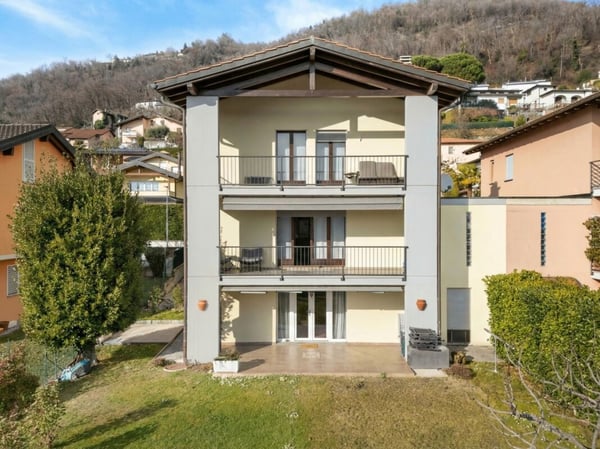 Casa gemella uni-bifamiliare con giardino e vista 1