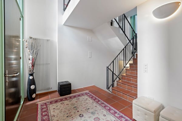 Splendida villa con ampio giardino e vista 6