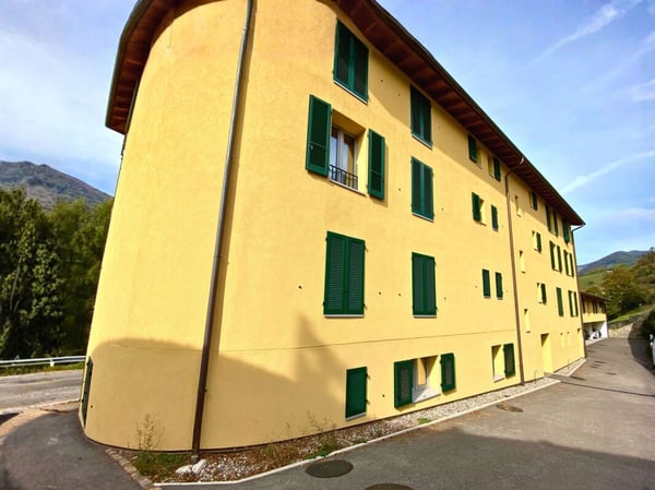 Attico moderno di 3.5 locali con balcone, vista e due posti auto 14