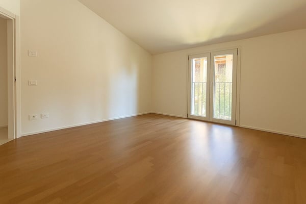 Attico moderno di 3.5 locali con balcone, vista e due posti auto 5