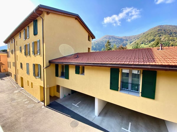 Attico moderno di 3.5 locali con balcone, vista e due posti auto 1
