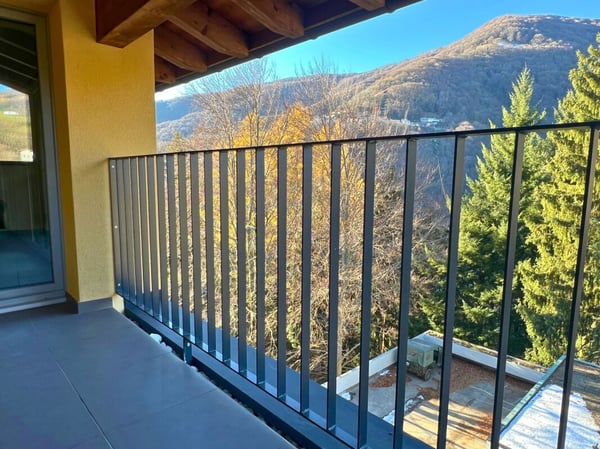 Attico moderno di 3.5 locali con balcone, vista e due posti auto 10