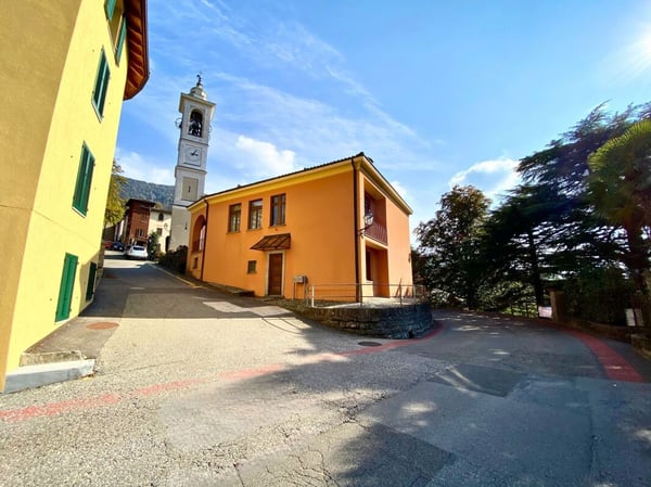 Attico moderno di 3.5 locali con balcone, vista e due posti auto 17