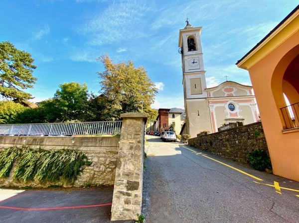 Attico moderno di 3.5 locali con balcone, vista e due posti auto 18